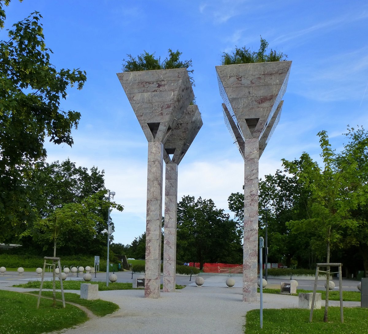 Laibach (Ljubljana), Zentralfriedhof, am nrdlichen Eingang stehen diese bergroen Pflanzgefe, Juni 2016