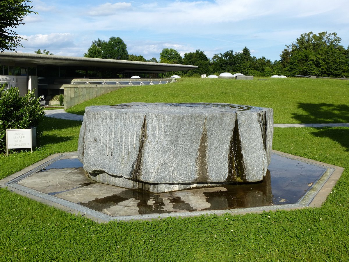 Laibach (Ljubljana), Zentralfriedhof, ein Brunnen vor dem Krematorium, Juni 2016