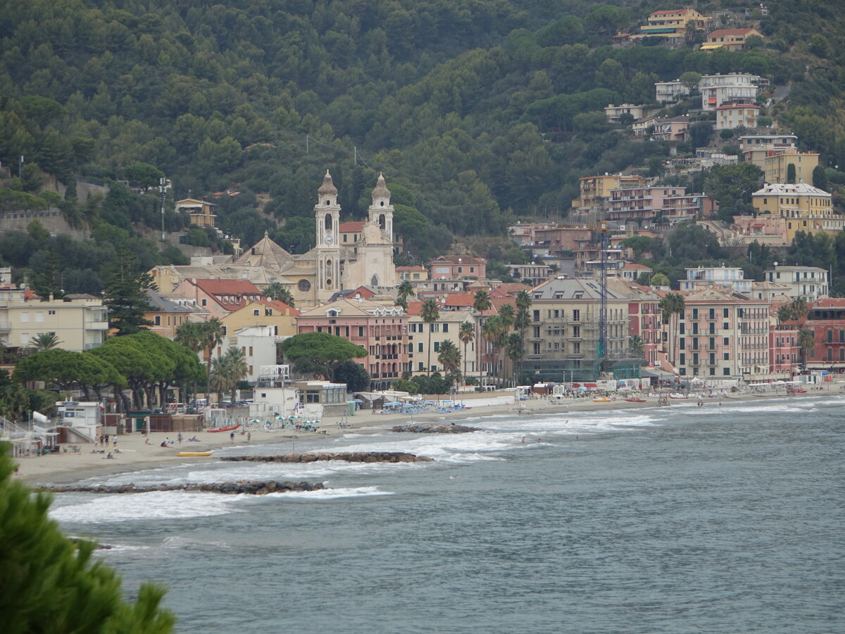 Laigueglia, Ausblick auf die Altstadt mit Pfarrkirche St. Matteo (03.10.2021)