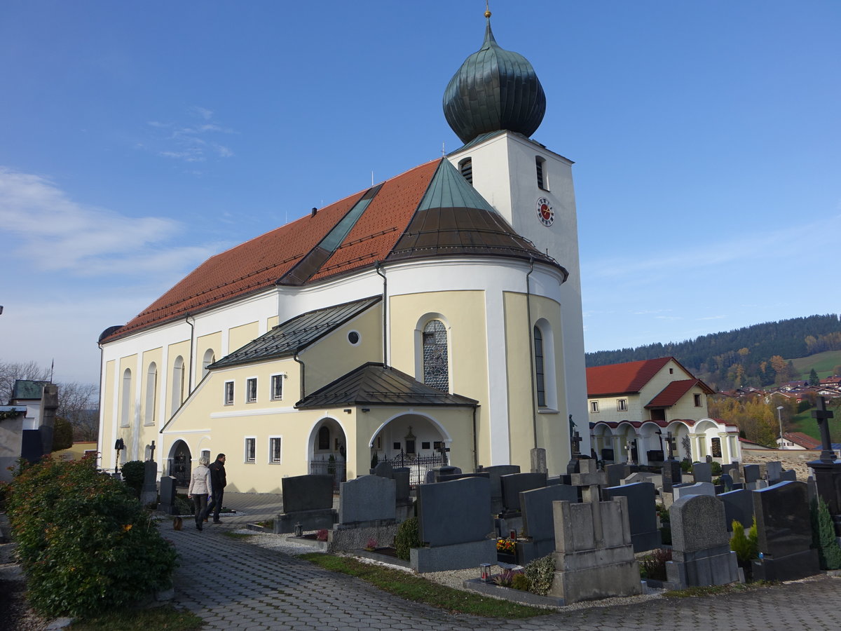 Lam, kath. Pfarrkirche St. Ulrich, Saalbau mit eingezogenem Chor, erbaut von 1699 bis 1765, Erweiterung 1905 durch Johann Baptist Schott (05.11.2017)