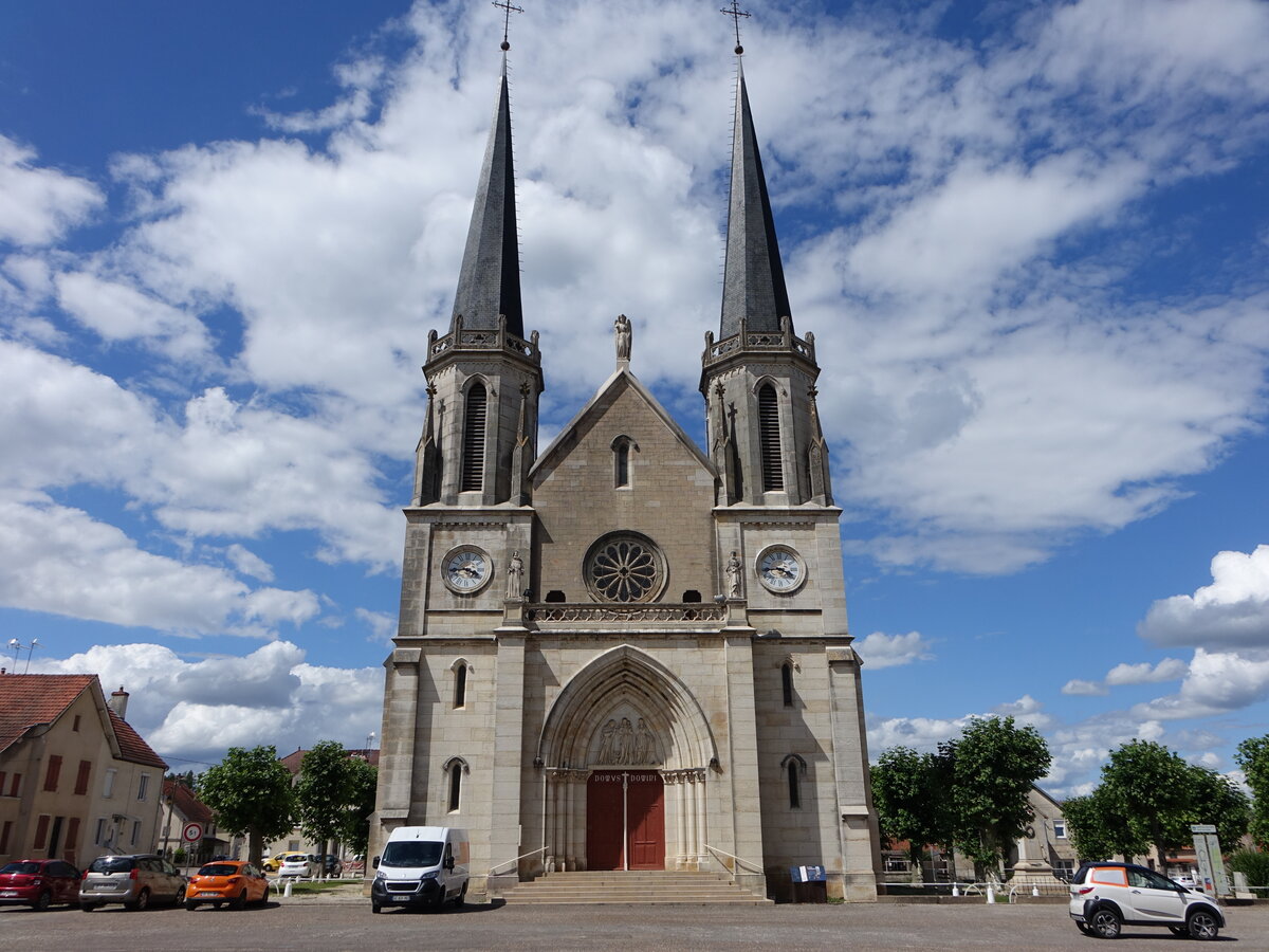 Lamarche-sur-Saone, Pfarrkirche St. Barthelemy, zweitrmige Fassade am Place de la Liberte (01.07.2022)