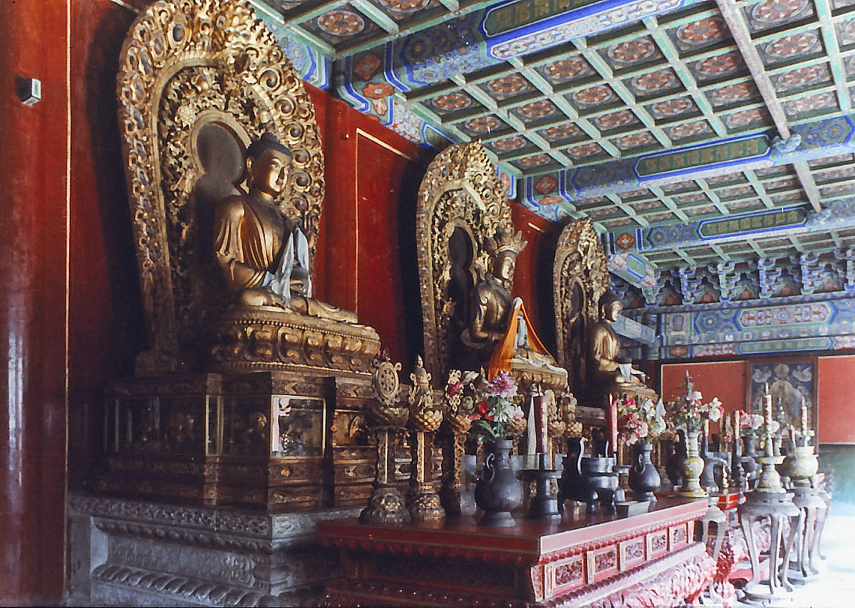 Lamatempel (Yonghegong) in Peking – Innenansicht einer der Rume. Aufnahme: Mai 1989 (Bild vom Dia).