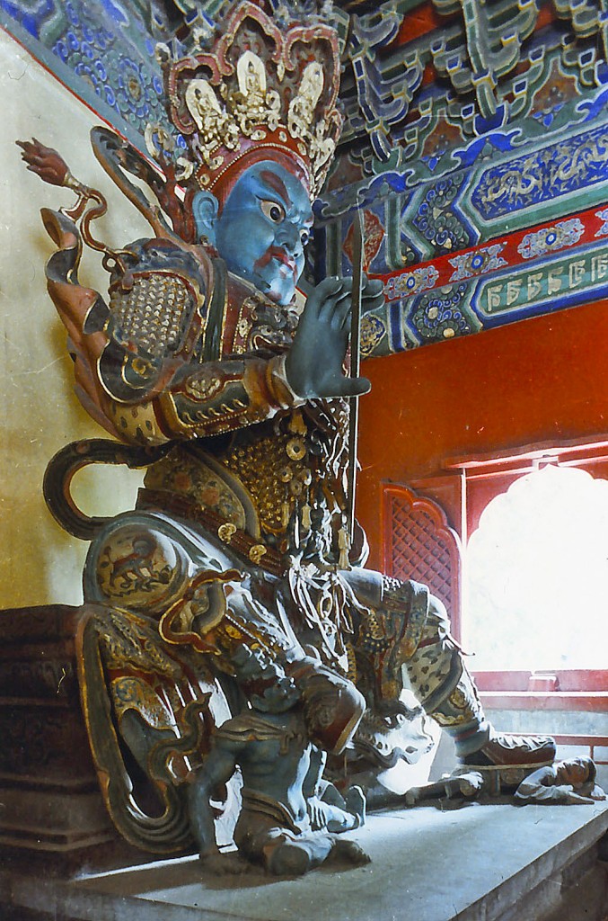 Lamatempel (Yonghegong) in Peking – Innenansicht einer der Rume. Aufnahme: Mai 1989 (Bild vom Dia).