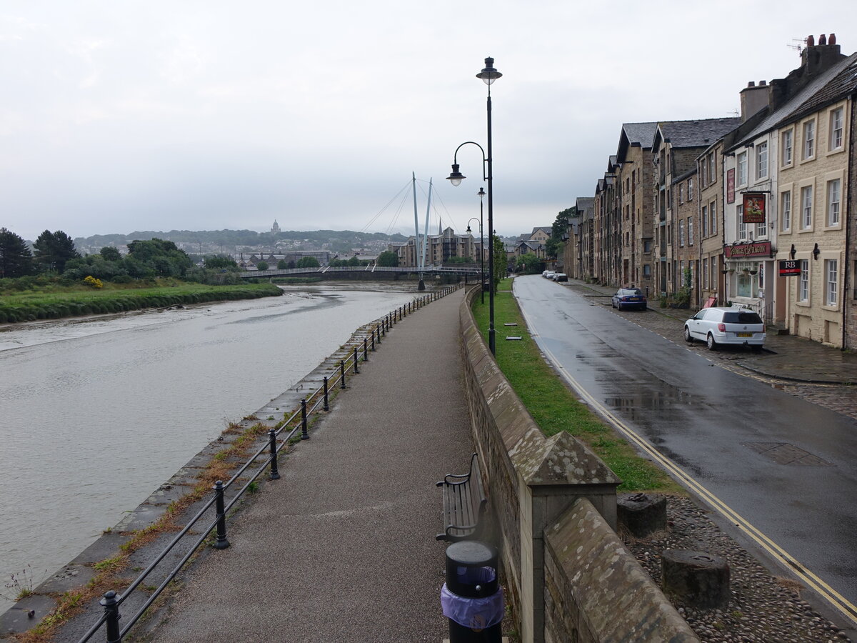 Lancaster, Huser am St. George Quay entlang des Lune River (04.07.2015)