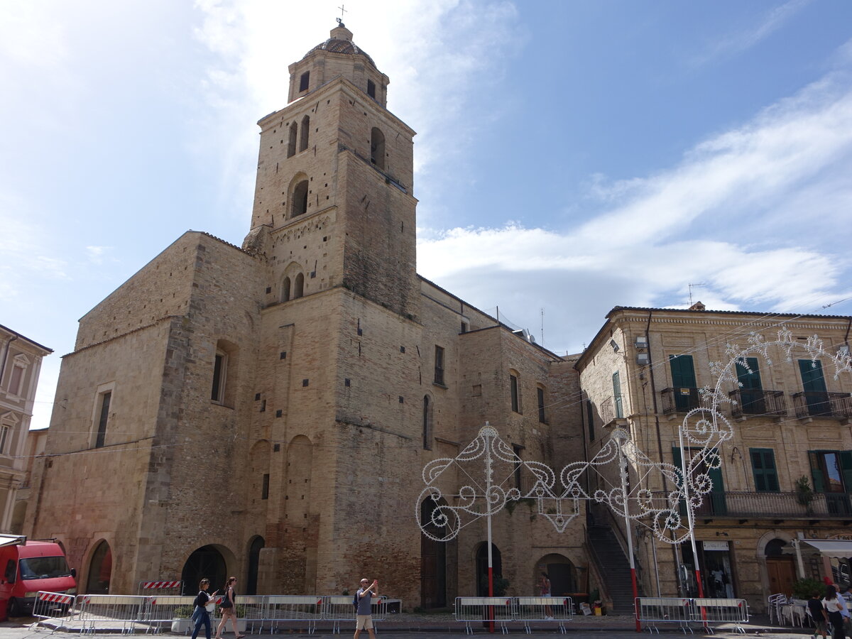 Lanciano, Santuario del Miracolo Eucaristico an der Piazza Plebiscito (16.09.2022)