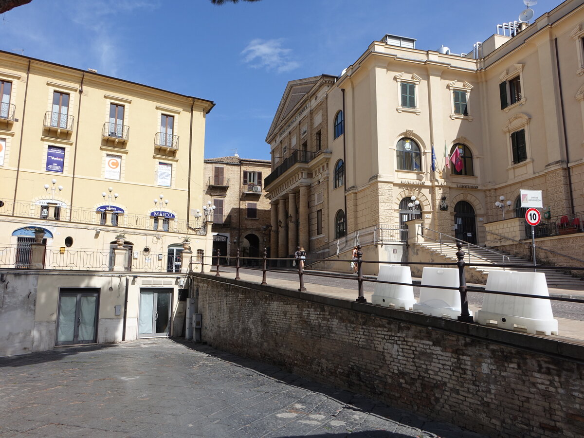 Lanciano, Stadttheater und Palazzo Cappuccini in der Via dei Frentani (16.09.2022)