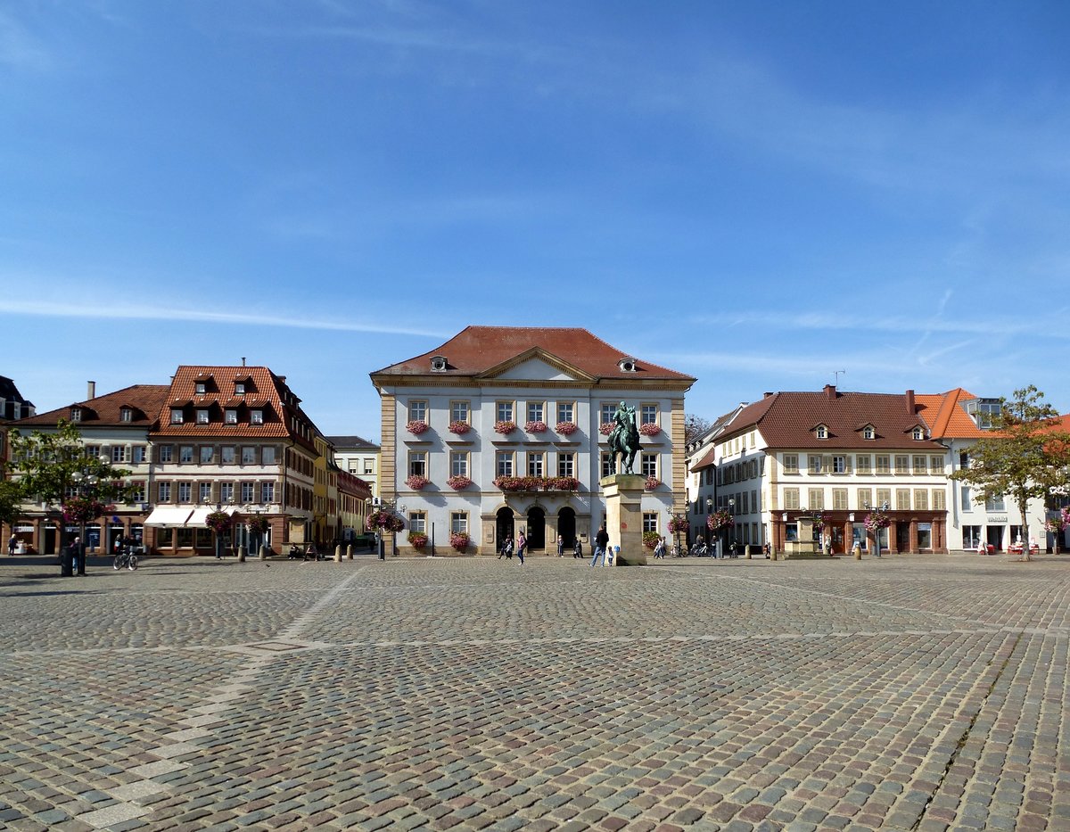 Landau, Blick ber den Rathausplatz, mit Reiterdenkmal und Neuem Rathaus, Sept.2017