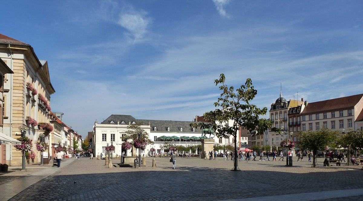 Landau, Blick ber den Rathausplatz zum Kulturzentrum  Altes Kaufhaus , an der linken Seite das Neue Rathaus, Sept.2017