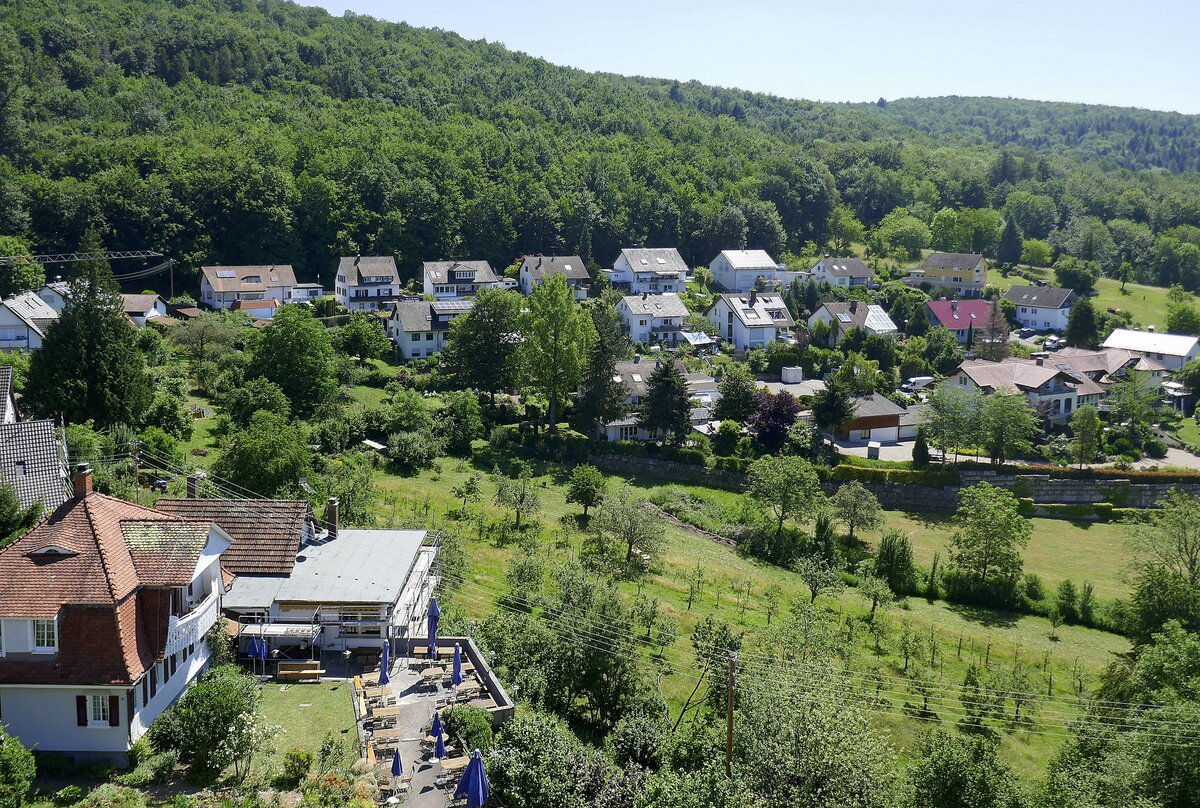 Landeck, Blick von der Burgruine auf einen Teil des Ortes, Juni 2022