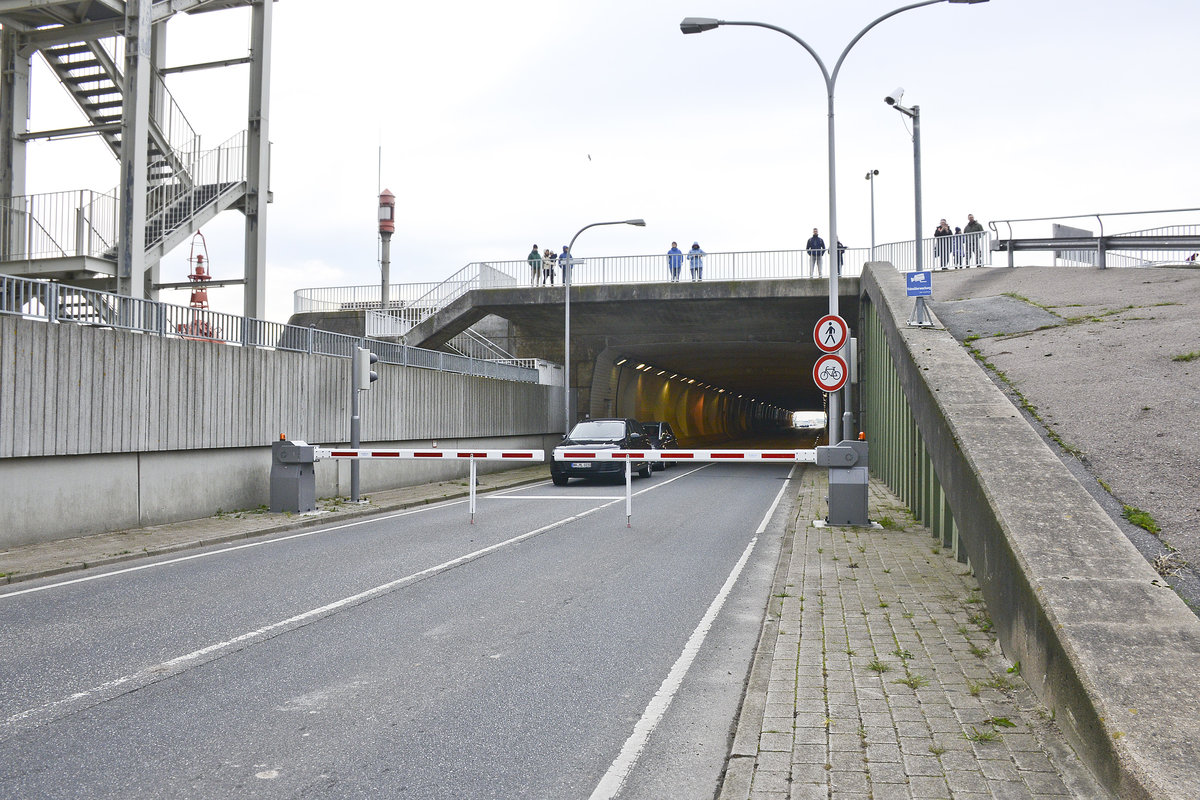 Landesstrae 305 unter dem Eiderrsperrwerk am Wesselburenerkoog, Bsum-Wesselburen. Aufnahme: 20. Oktober