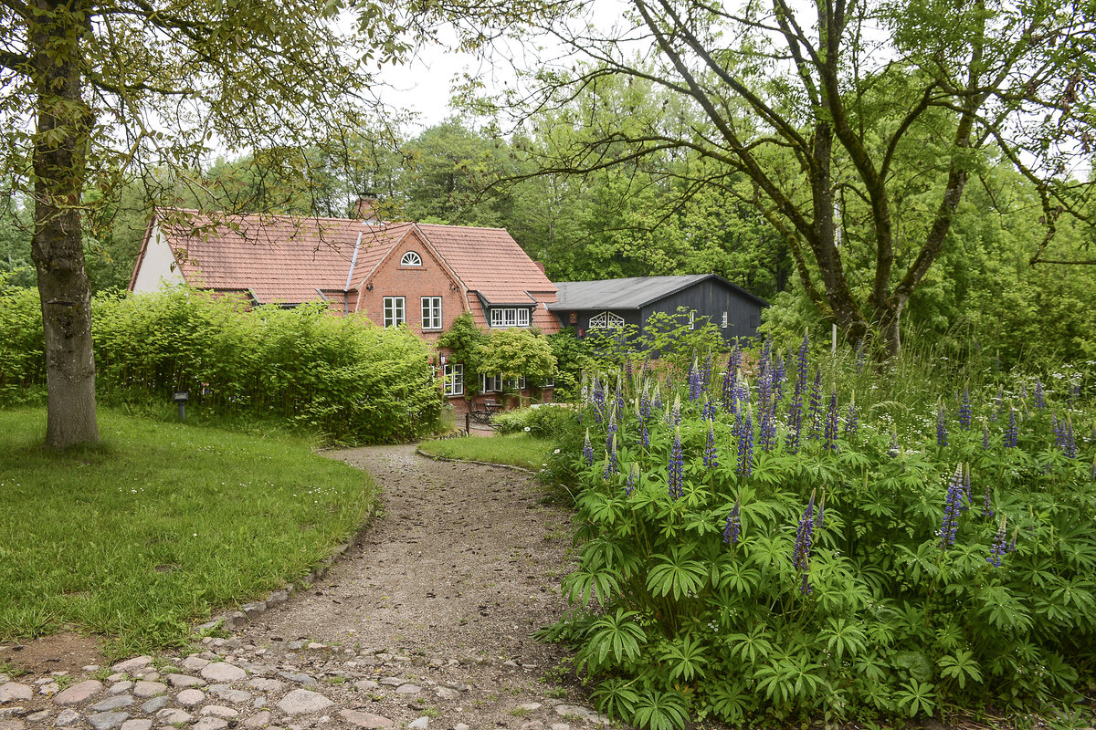 Landhaus Unewatt in Nordangeln (Kreis Schleswig-Flensburg). Aufnahme: 7. Juni 2021.