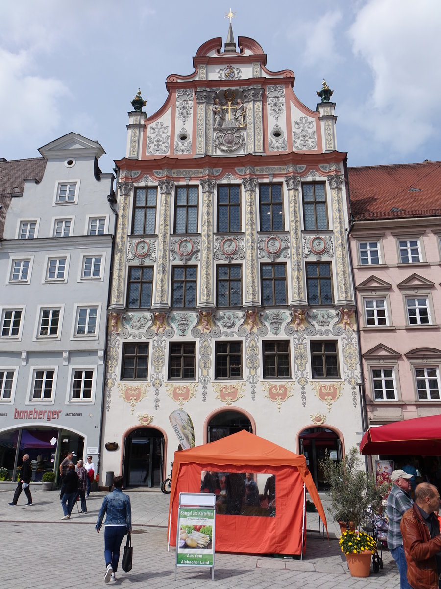 Landsberg, altes Rathaus am Hauptplatz, Stattlicher viergeschossiger Satteldachbau mit lebhaft bewegter Stuckfassade und Schweifgiebel, erbaut 1509 (18.05.2019)