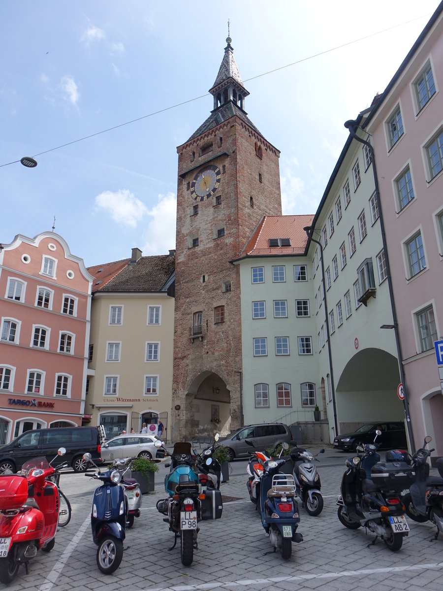 Landsberg, Schner Turm oder Schmalzturm am Hauptplatz, Ehemaliges Stadttor, siebengeschossiger Torturm mit laternenbekrntem Zeltdach (18.05.2019)