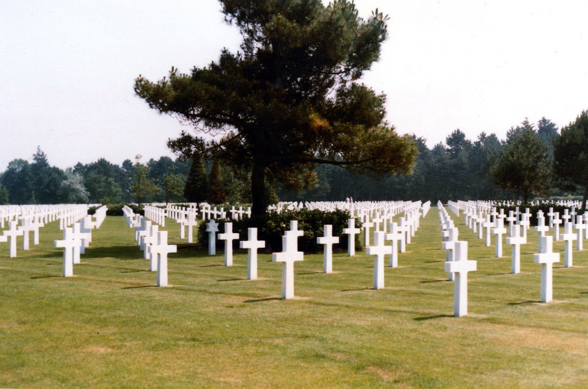 Landschaft mit Friedhof am Omaha Beach in der Normandie. Aufnahme: Juli 1985 (Bild vom Negativ).