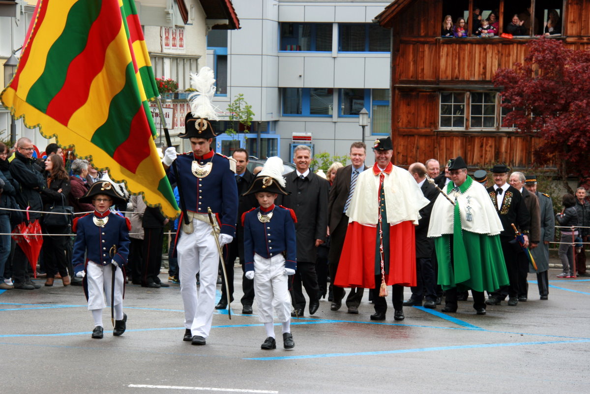 Landsgemeinde in Appenzell. Aufzug der Ehrengste zur Landsgemeinde auf dem Landsgemeindeplatz. Zu den Ehrengsten 2014 gehrten unter anderem der Bundesprsident und Aussenminister Didier Burkhalter; 27.04.2014