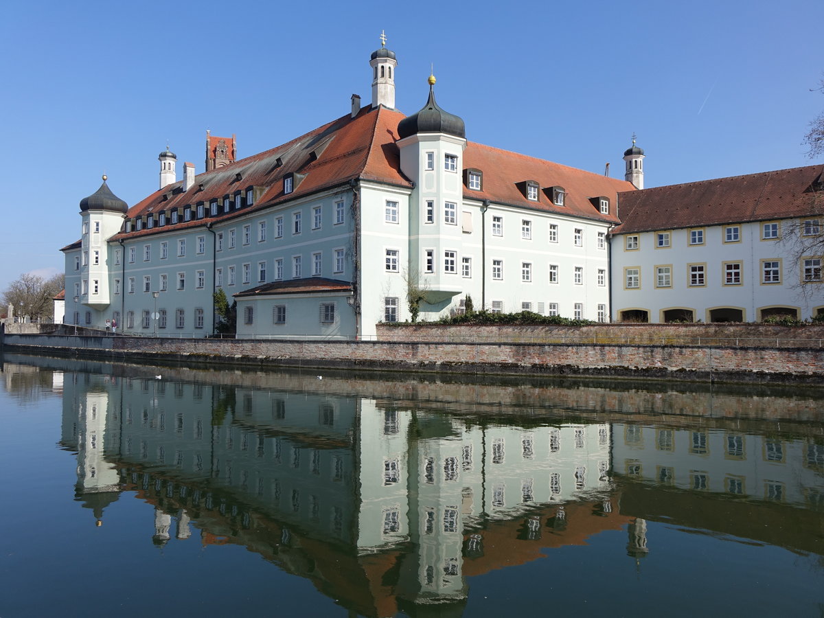 Landshut, Hl. Geist Spital, weitlufiger dreigeschossiger Gebudekomplex mit Walmdach um einen geschlossenen rechteckigen Innenhof, erbaut von 1722 bis 1728 durch die Baumeister Johann Georg Hirschstetter und Martin Ehehamb, im Ostflgel Hauskapelle (20.03.2016)