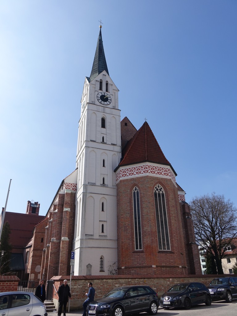 Landshut, Kirche St. Nikolaus, lteste Landshuter Kirche nrdlich der Isar, dreischiffige Hallenkirche, erbaut ab 1232, Chor erbaut von 1389 bis 1390, Langhaus erbaut 1475 durch Stefan Purghauser (20.03.2016)