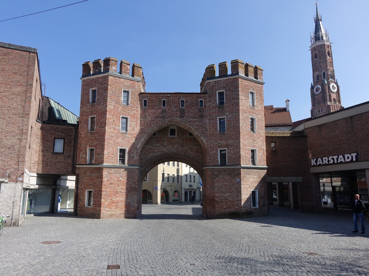 Landshut, Lndtor, Toranlage der mittelalterlichen Stadtbefestigung, zwei Flankentrme durch Rest eines Wehrganges verbunden (20.03.2016)