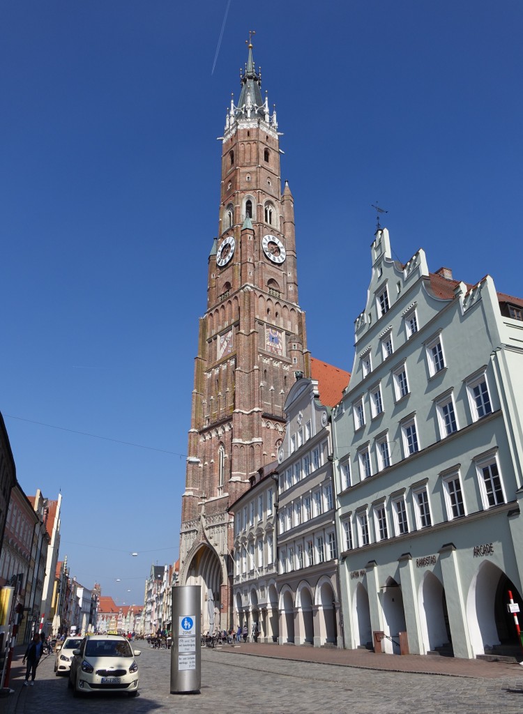 Landshut, Stiftskirche St. Martin, erbaut ab 1385 durch Hans Krumenauer, der Turm mit 130 Meter Hhe ist der hchste Backsteinturm der Erde, dreischiffige Hallenkirche zu neun Jochen (20.03.2016)