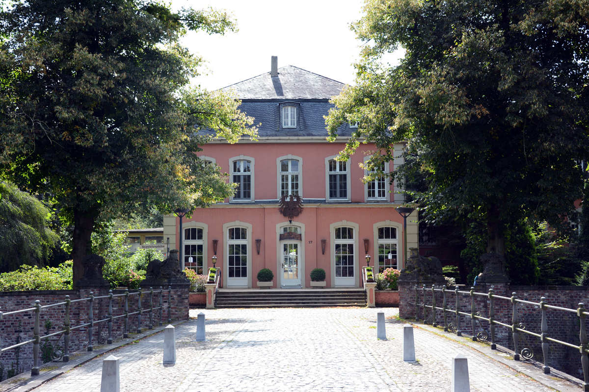 Landstallmeisterhaus zum Schlo Wickrath, jetzt als Restaurant genutzt - 21.08.2014