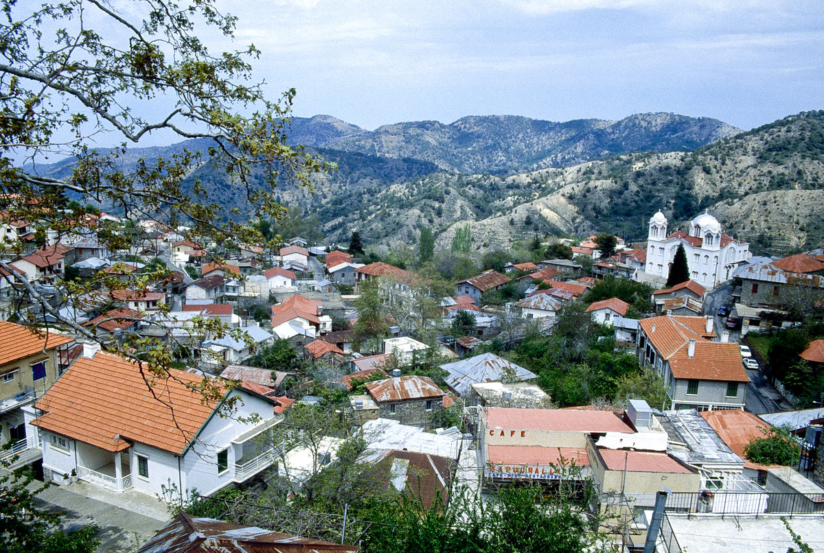 Laneia in den Troodos-Bergen auf Zypern. Bild vom Dia. Aufnahme: April 1995.