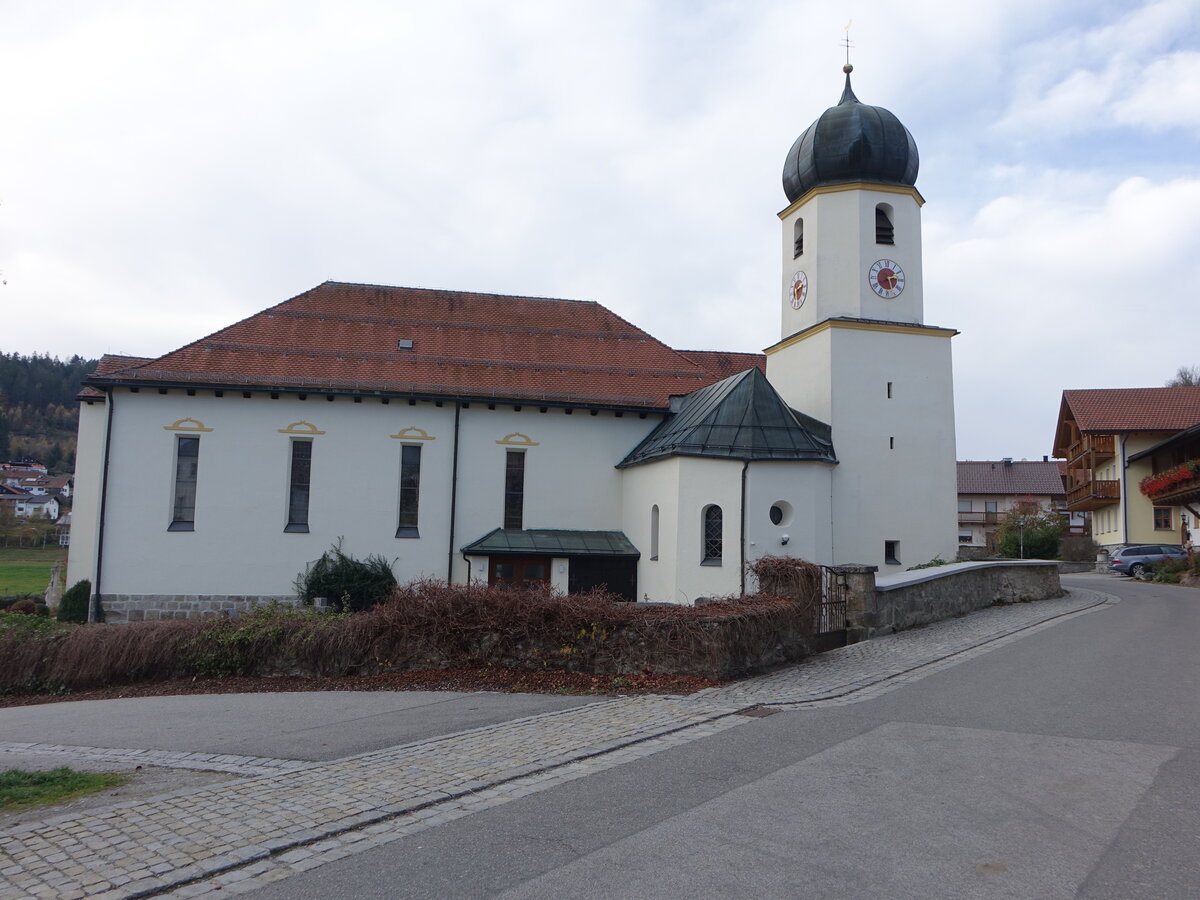 Langdorf, Pfarrkirche St. Maria Magdalena, Saalkirche mit Walmdach, erbaut 1924 (05.11.2017)
