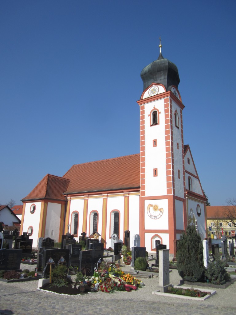 Langenbach, St. Nikolaus von Myra Kirche, erbaut 1737, Barockbau mit Zwiebelturm (14.03.2014)