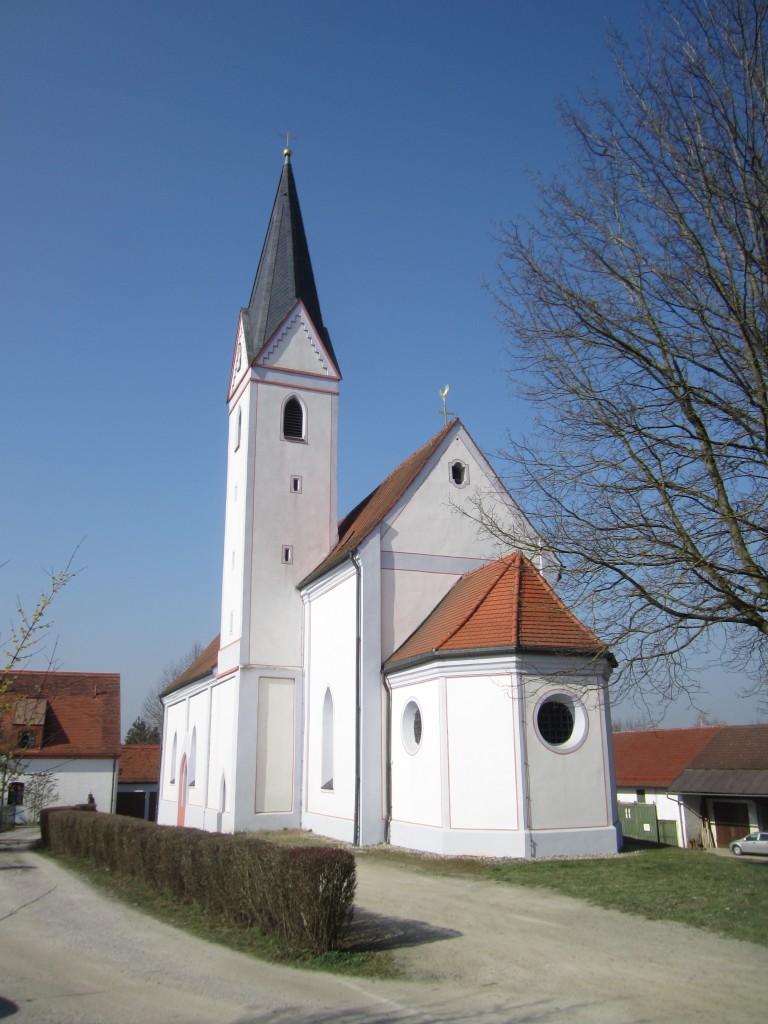Langenbach, Wallfahrtskirche Maria Rast, erbaut im 15. Jahrhundert, zweischiffige Hallenkirche (14.03.2014)