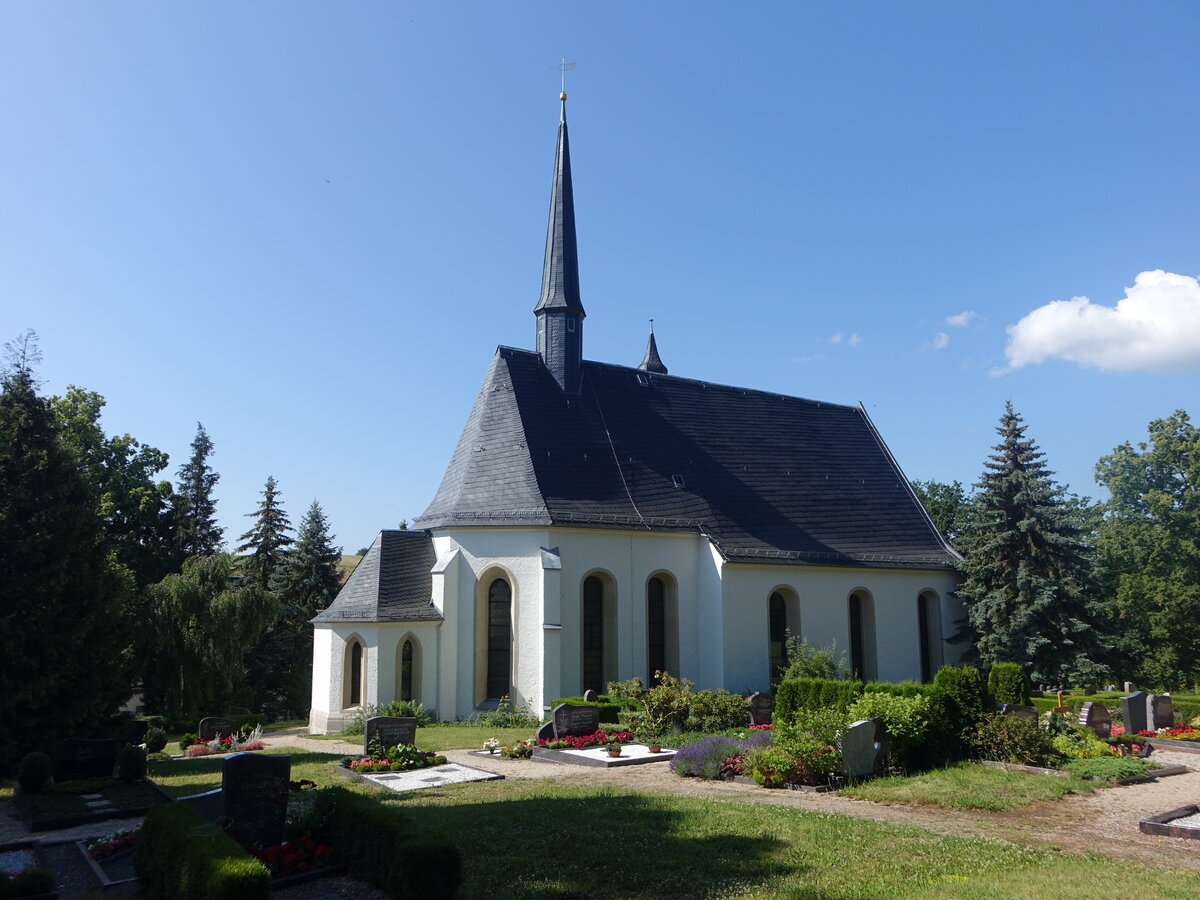 Langenbernsdorf, evangelische Kirche St. Katharina, erbaut 1517 (25.06.2023)