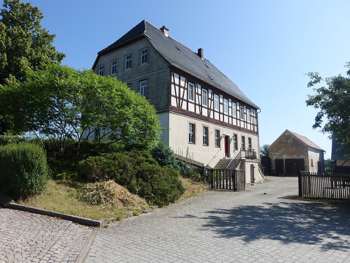 Langenbernsdorf, Pfarrhaus am Pfarrberg, erbaut im 18. Jahrhundert (25.06.2023)