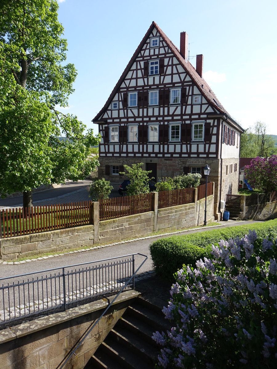 Langenbrettach, altes Pfarrhaus von 1740 am Kirchplatz (29.04.2018)