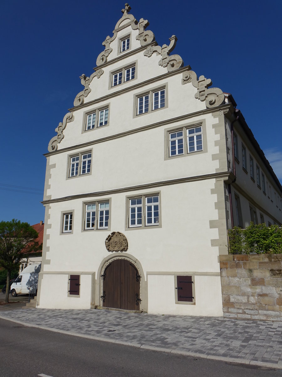 Langenbrettach, das Chanowskysche Schlsschen wurde von 1609 bis 1610 von Junker Heinrich Chanowsky, herzogl. wrtt. Forstmeister in Neuenstadt am Kocher, im Stil des Manierismus erbaut (29.04.2018)