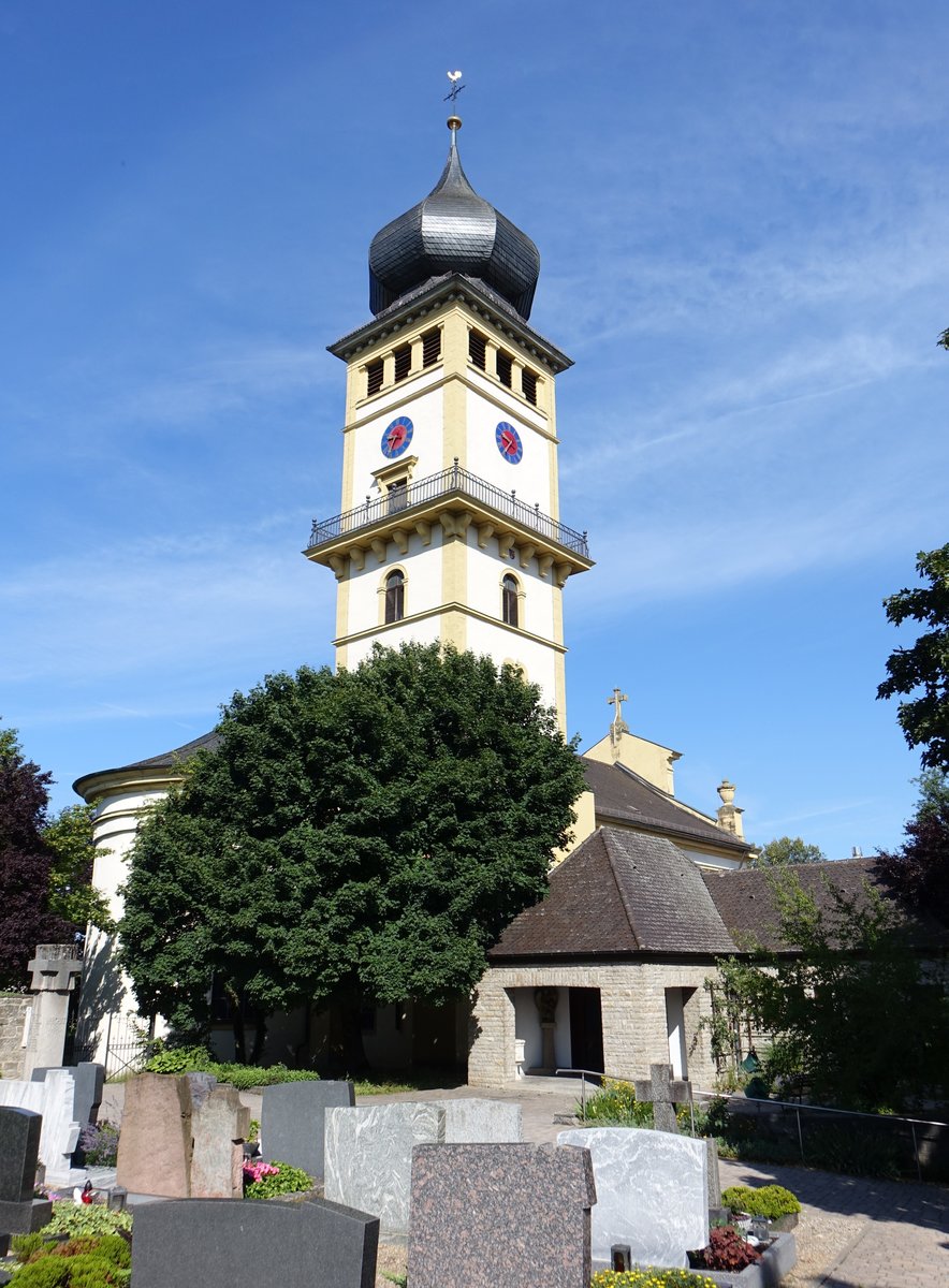 Langendorf, kath. Pfarrkirche St. Vitus, Saalbau mit eingezogenem Chor und stlichem Chorturm, erbaut von 1825 bis 1830 (07.07.2018)