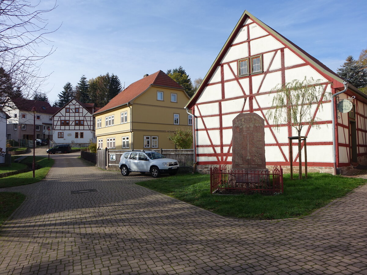 Langenhain, Kriegerdenkmal und Gebude am Lindenplatz (12.11.2022)