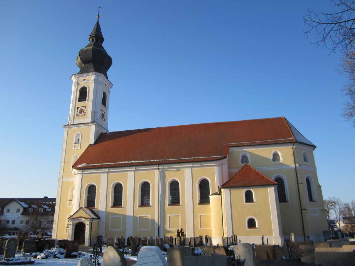 Langenpreising, Pfarrkirche St. Martin, Saalbau mit Zwiebelturm, Chor im Kern sptgotisch, Langhaus und Turm erbaut 1770 durch Johann Baptist Lethner (10.02.2013)