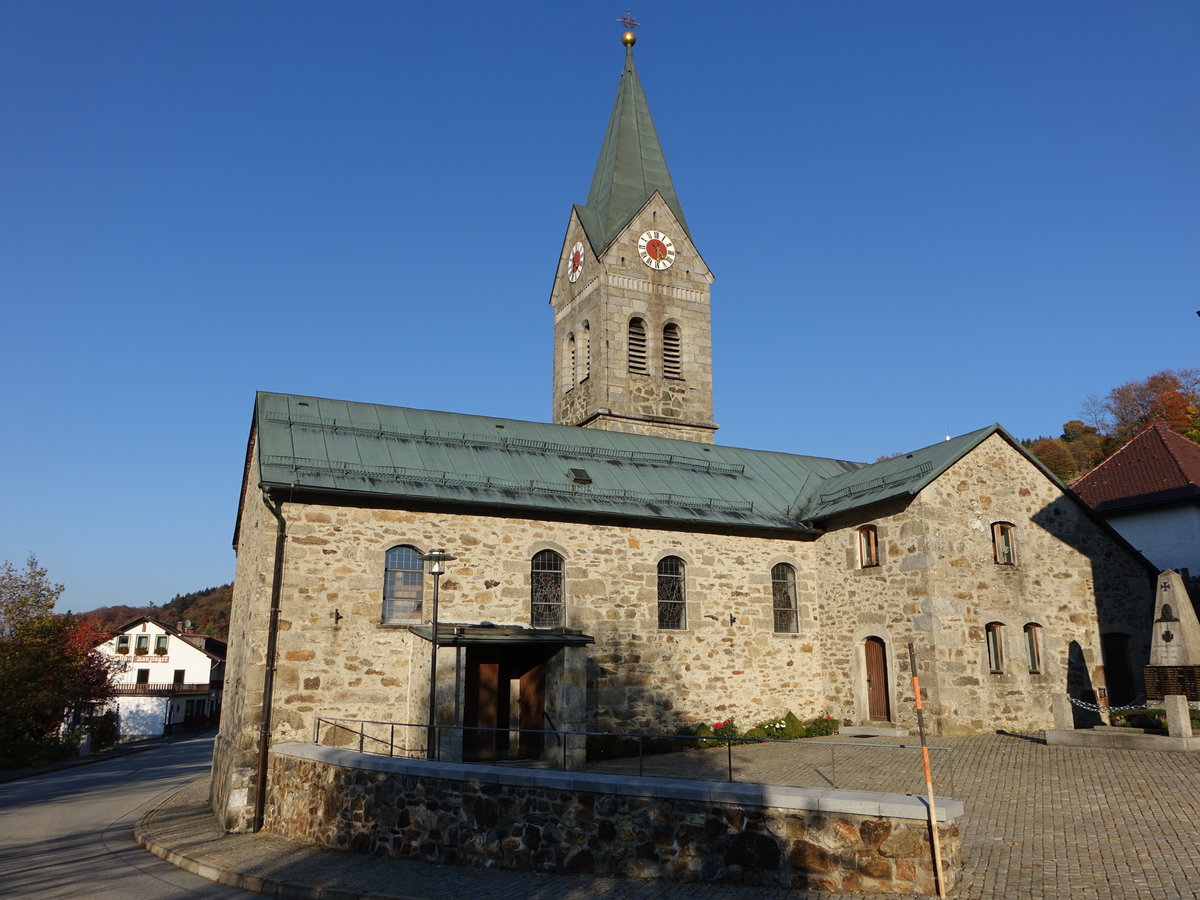 Langfurth, kath. Pfarrkirche Maria Himmelfahrt, erbaut 1864, Langhaus 1884 verlngert (22.10.2018)