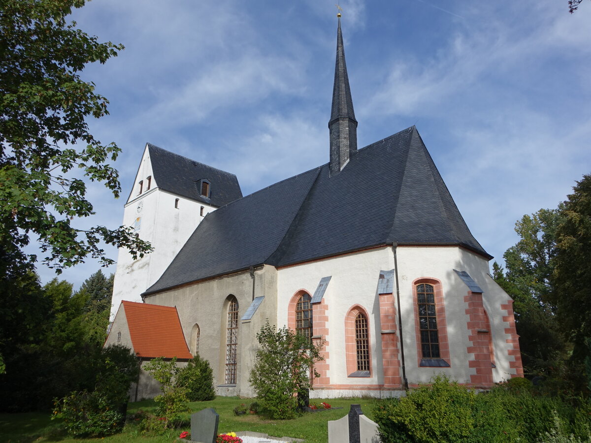 Langhennersdorf, evangelische St. Nicolai Kirche, gotische Saalkirche, erbaut im 13. Jahrhundert, erweitert um 1500 (18.09.2023)