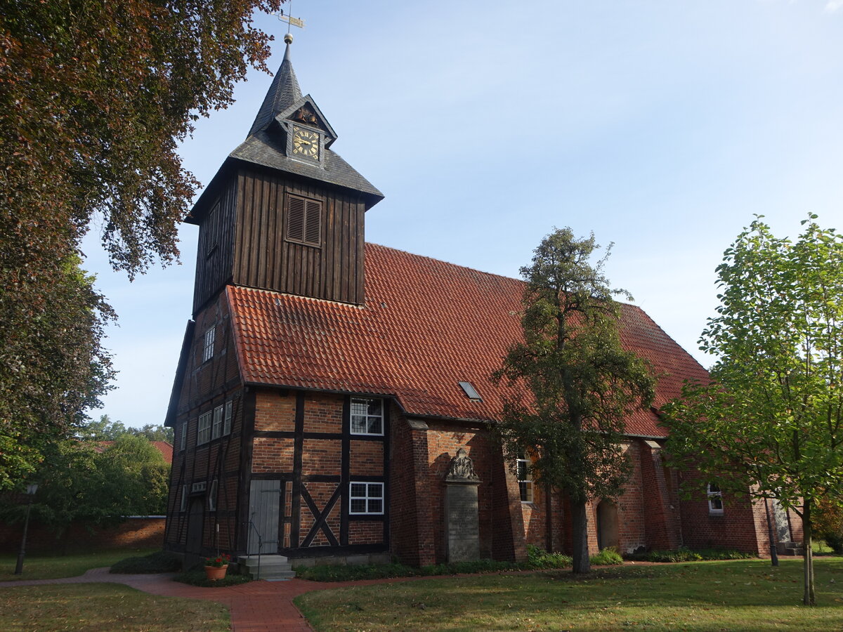 Langlingen, evangelische St. Johannis Kirche, erbaut ab 1338, 1668 verl�ngert nach Westen in Holzfachwerk (17.09.2025)