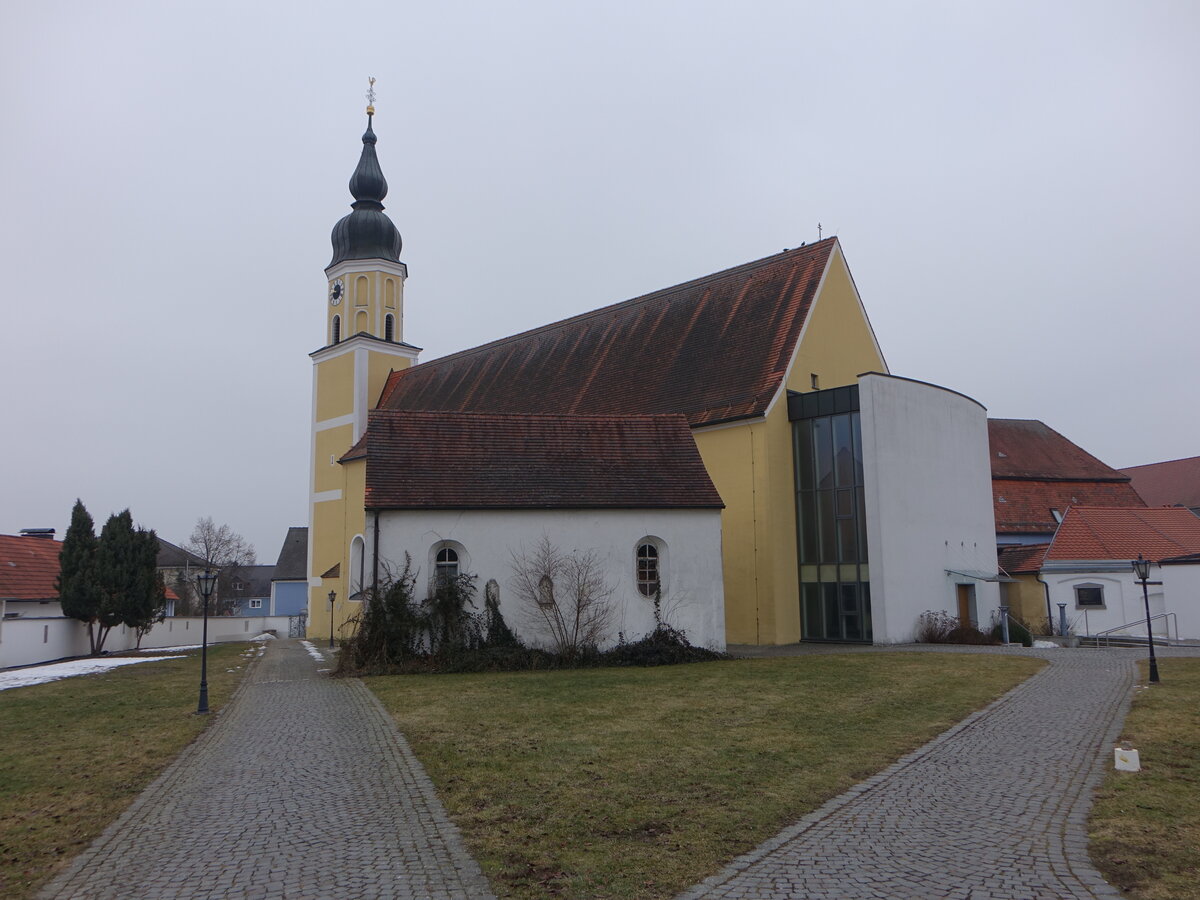 Langquaid, Pfarrkirche St. Jakob, Saalkirche mit Steildach, Turm romanisch, Langhaus sptgotisch, verlngert nach Westen 1917 (12.02.2017)