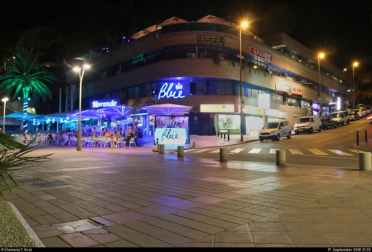 Langzeitbelichtung von der Blue Bar in Lloret de Mar nahe des Strandes am Mittelmeer (Costa Brava).
[17.9.2018 | 21:35 Uhr]