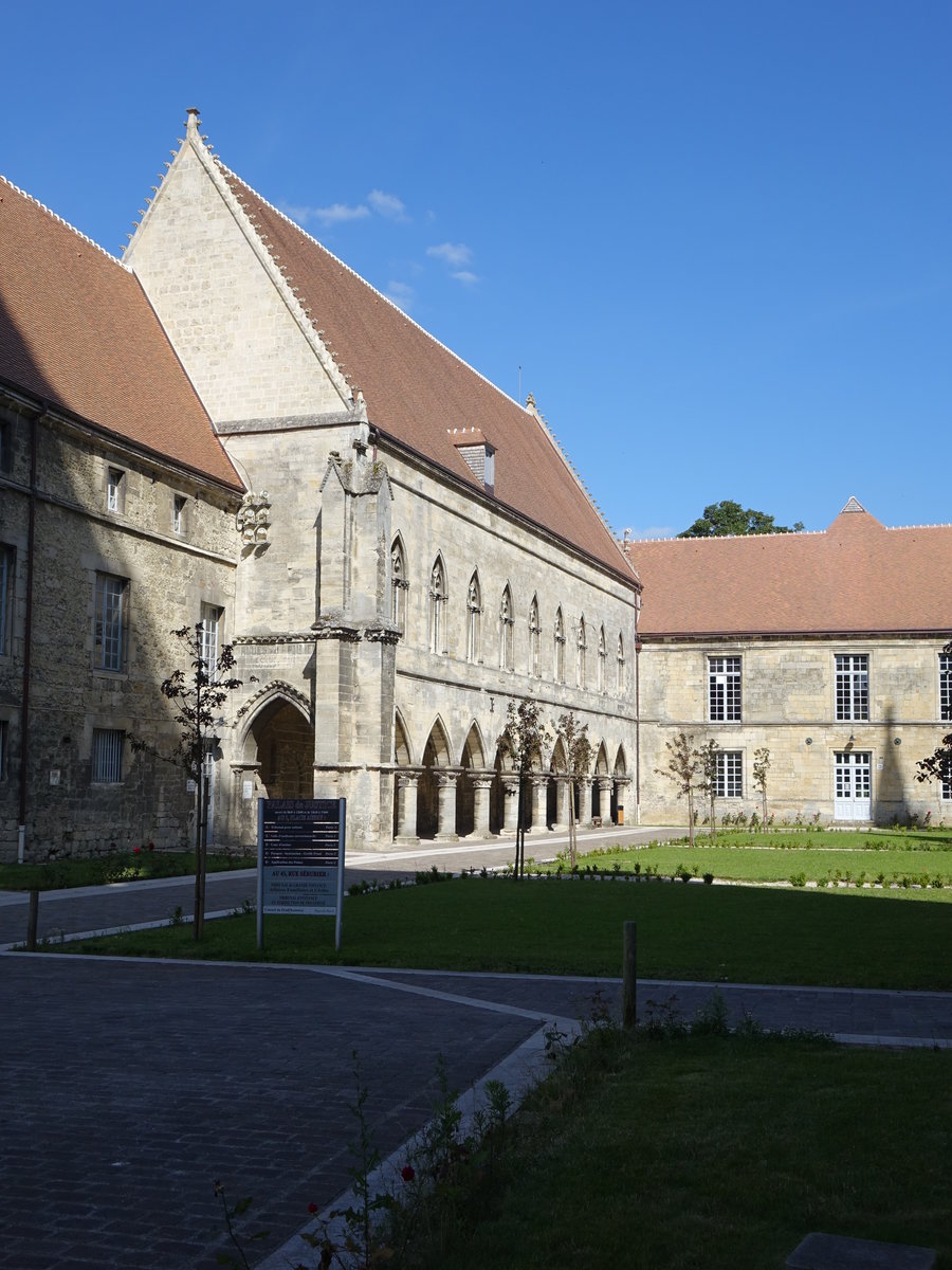 Laon, ehem. Bischofspalast, erbaut im 12. Jahrhundert durch Bischof Gautier de Mortagne, seit 1881 Gerichtsgebude (09.07.2016)