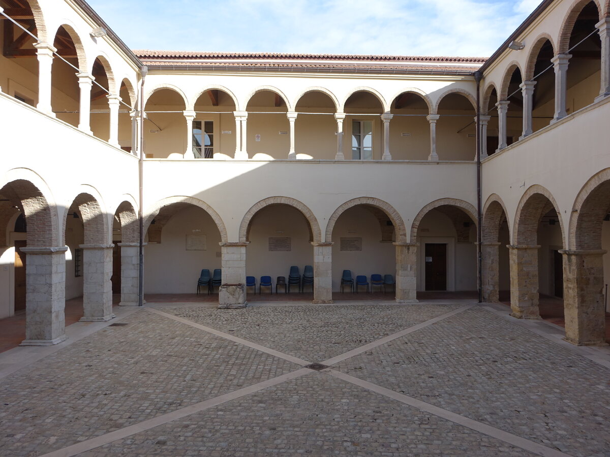 Larino, Innenhof im Palazzo Ducale, heute Rathaus (17.09.2022)