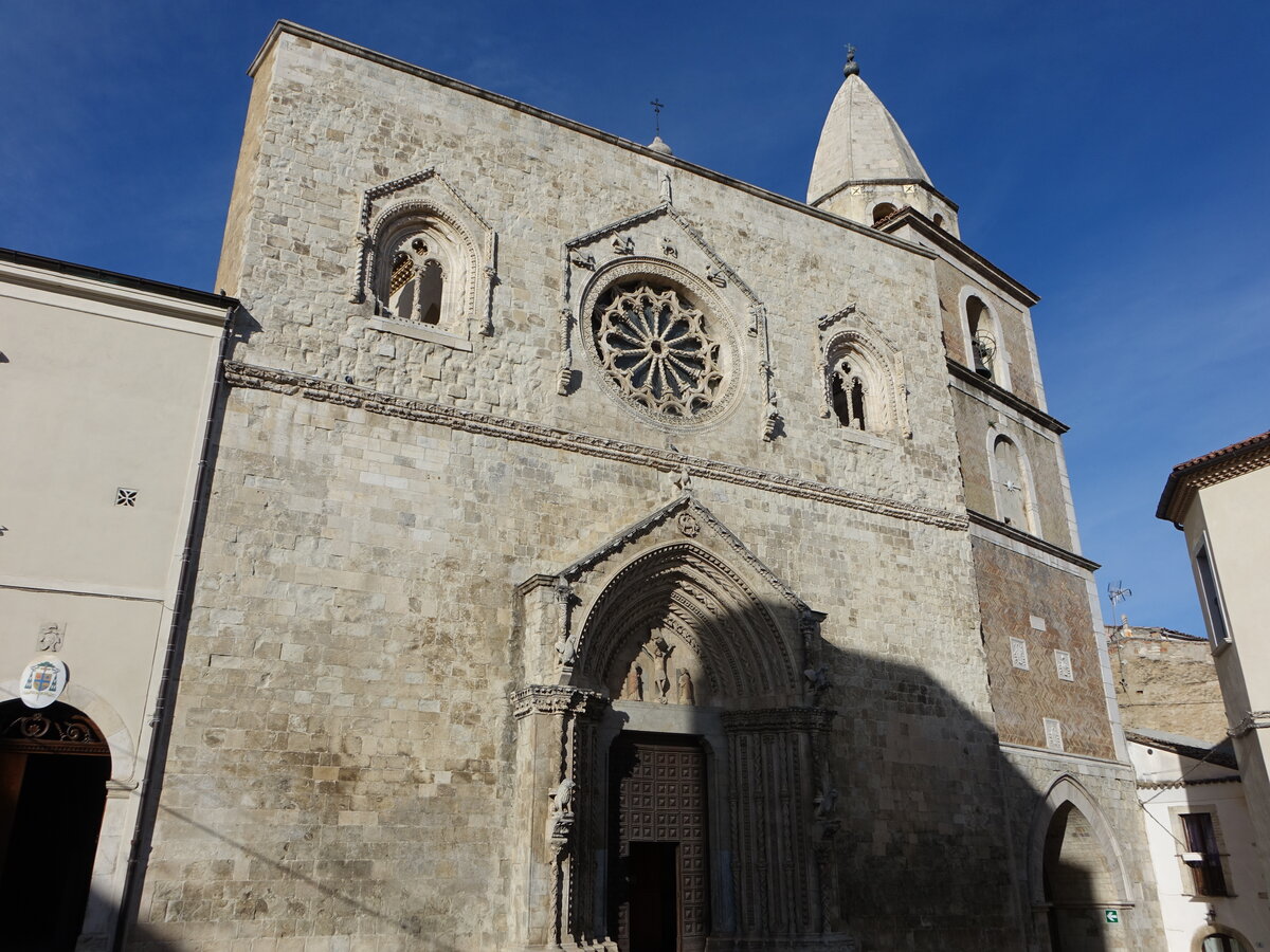 Larino, Kathedrale St. Pardo, erbaut ab 1319, Fassade mit Fensterrose (17.09.2022)