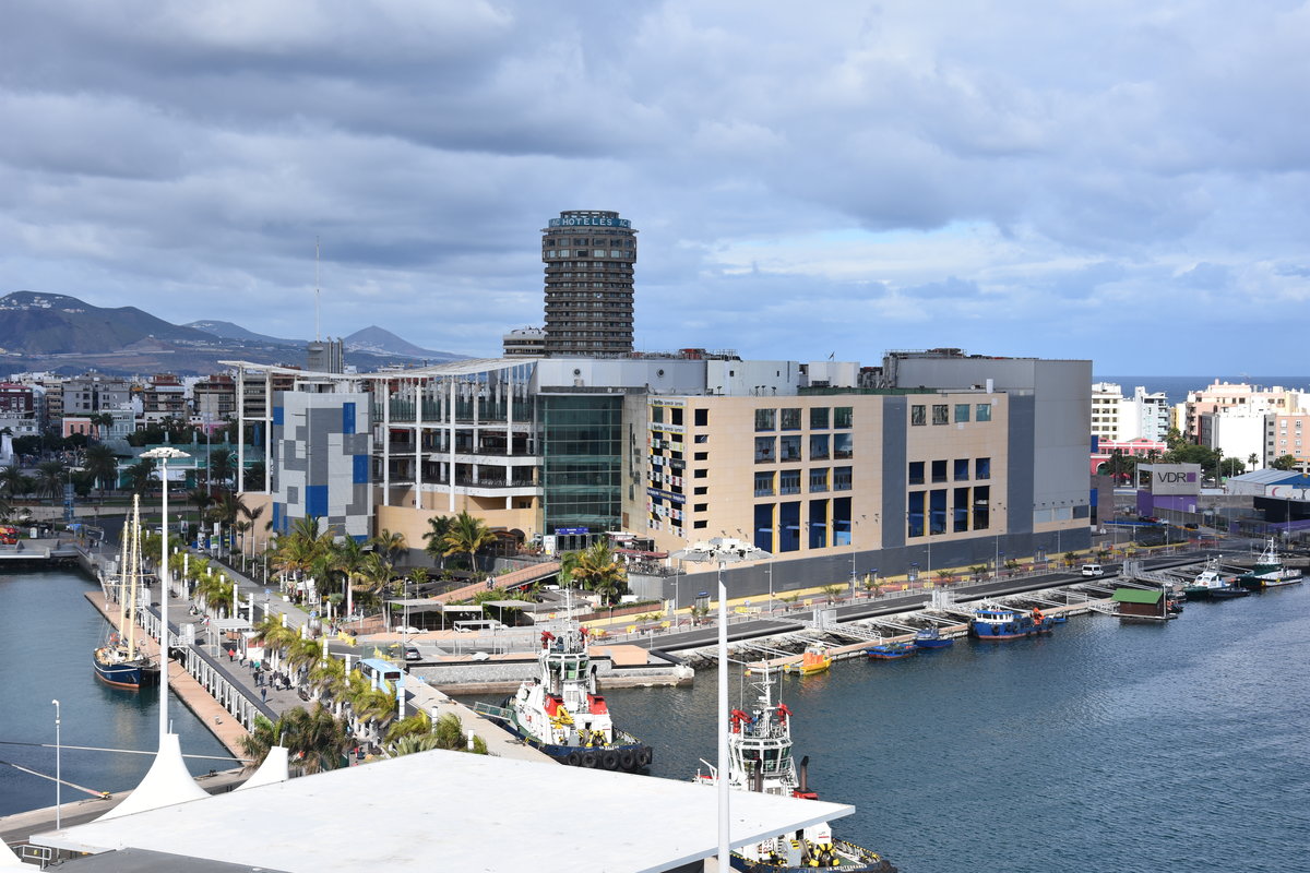 LAS PALMAS DE GRAN CANARIA (Provincia de Las Palmas), 20.03.2016, Blick vom Schiff auf das Einkaufszentrum  La Muelle 