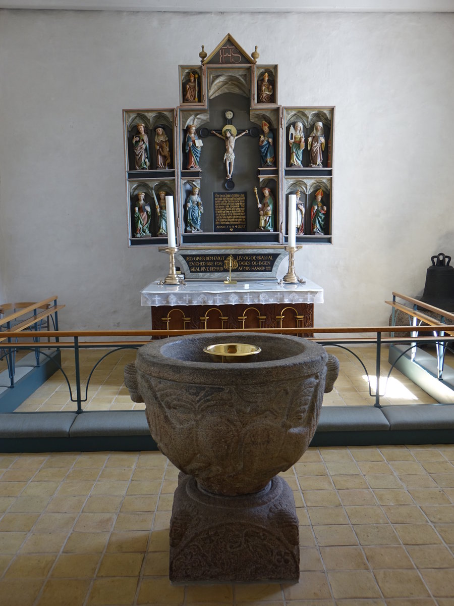Lasby, romanischer Taufstein mit Lwenfries und Altar in der Ev. Kirche (24.07.2019)