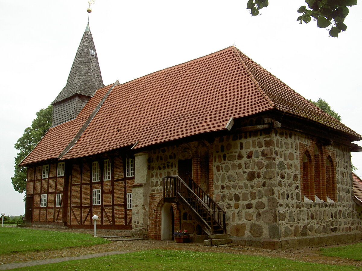 Lassahn, evangelische St. Abundius Kirche, erbaut im 13. Jahrhundert mit Sakristei aus Feldsteinen, Fachwerkanbauten und Kirchturm 17. Jahrhundert (14.07.2012)