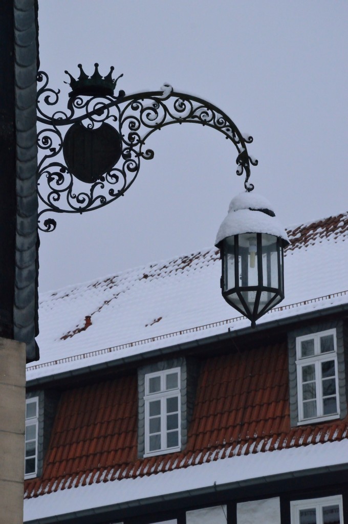 Laterne an der Hausecke des Hlderlin-Haus in Bad Driburg im Kurpark. 26.1.2014