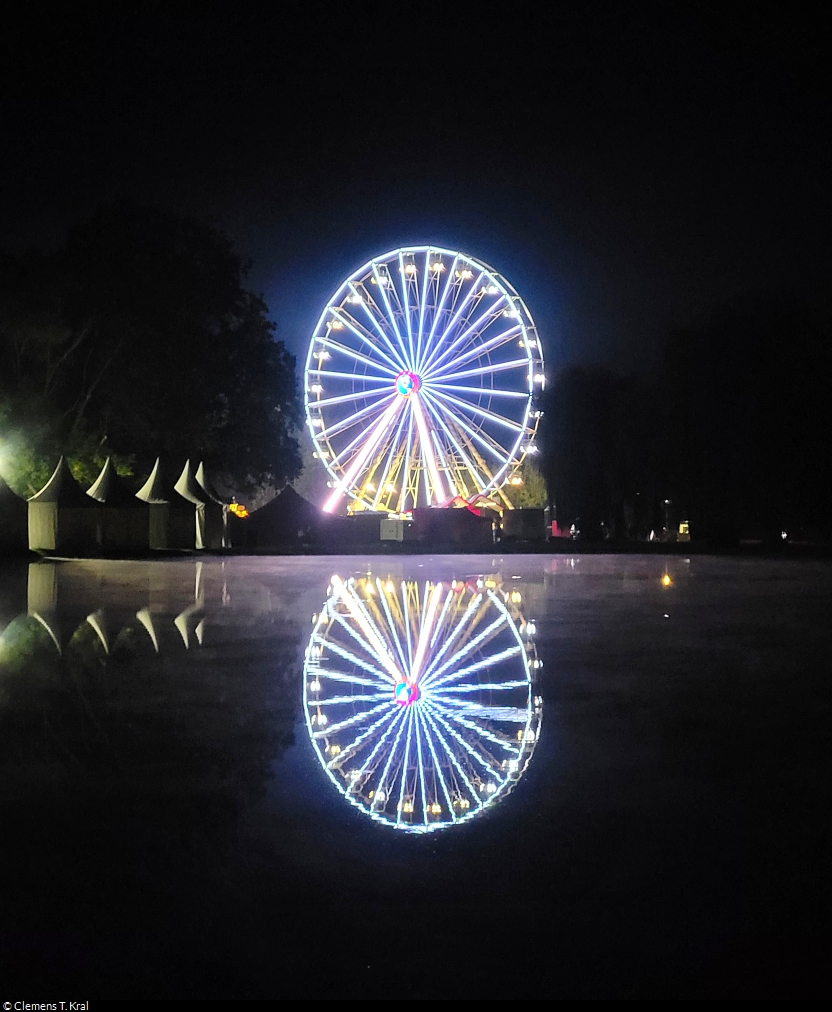 Laternenfest in Halle (Saale) zur besten Partyzeit. Im Teich der Fontne spiegelt sich das hell erleuchtete Riesenrad.

🕓 26.8.2023 | 23:36 Uhr