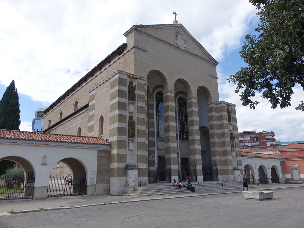 Latina, Kathedrale San Marco an der Piazza San Marco, erbaut von 1932 bis 1933 (20.09.2022)