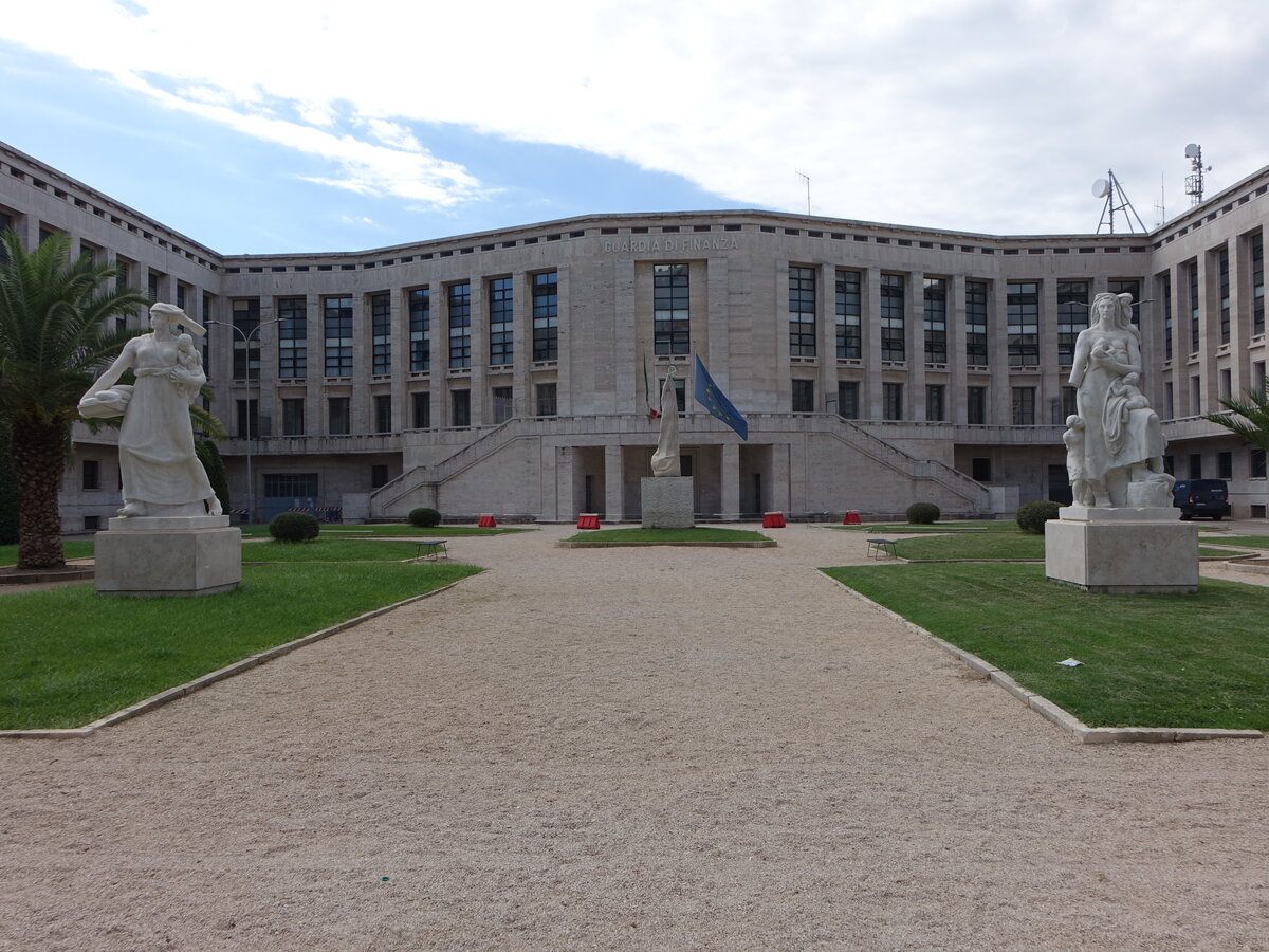 Latina, Palazzo M an der Piazzale Araldo di Crollolanza, heute Finanzamt (20.09.2022)